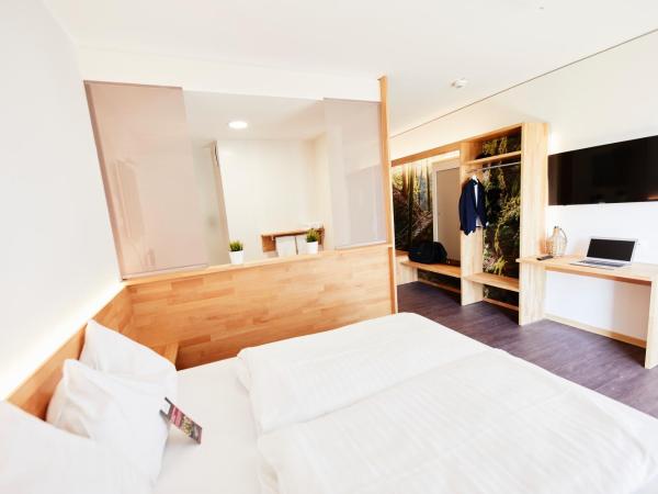 I AM HOTEL Graz-Seiersberg : photo 8 de la chambre chambre double deluxe avec balcon