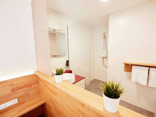 I AM HOTEL Graz-Seiersberg : photo 5 de la chambre chambre double deluxe avec balcon