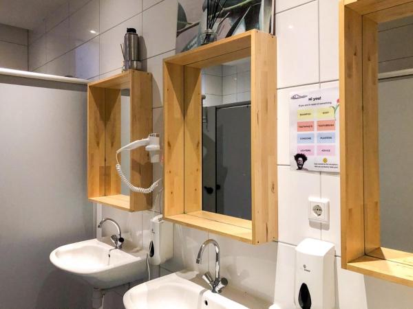 Hostel ROOM Rotterdam : photo 1 de la chambre lit simple dans dortoir de 6 lits avec salle de bains commune