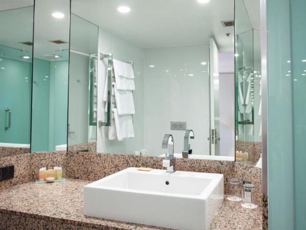 Hotel Grand Chancellor Hobart : photo 5 de la chambre chambre lit king-size - côté ville