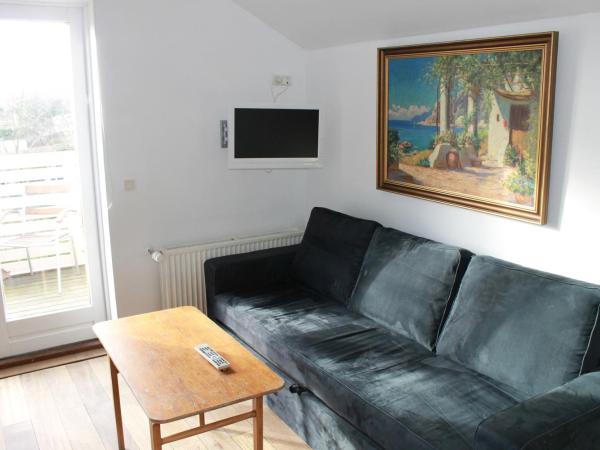 Lavilla Guesthouse : photo 7 de la chambre chambre familiale avec salle de bains commune
