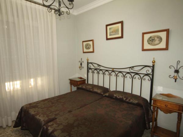 Hostal Roma : photo 8 de la chambre chambre double ou lits jumeaux
