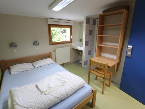 Auberge de Jeunesse HI Pontarlier : photo 1 de la chambre chambre double avec salle de bains