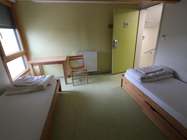 Auberge de Jeunesse HI Pontarlier : photo 2 de la chambre chambre lits jumeaux avec salle de bains
