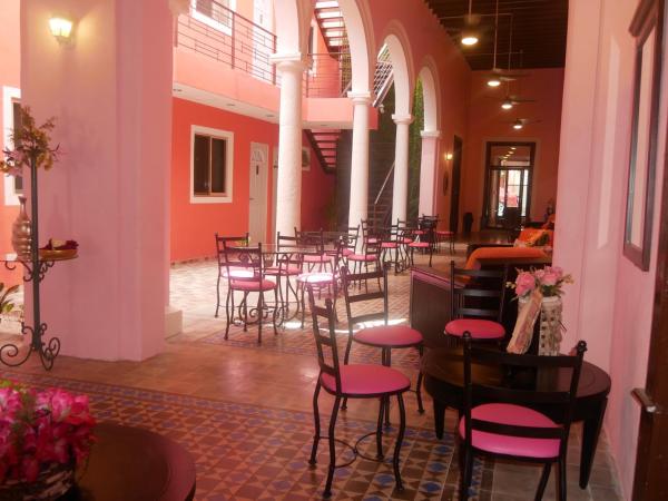 Hotel Real San Juan Suites : photo 1 de la chambre lit dans dortoir mixte de 10 lits
