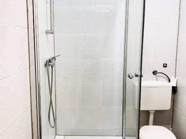 TM Aparts : photo 9 de la chambre appartement avec douche