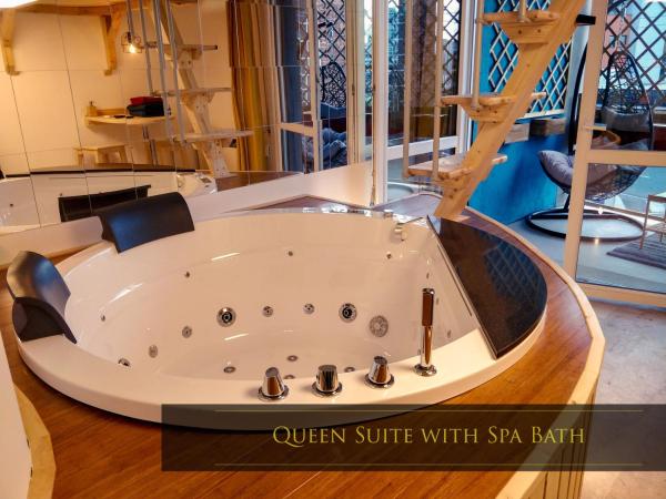 4Roomz : photo 5 de la chambre suite lit queen-size avec baignoire spa