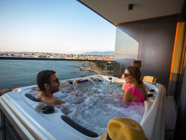 LIBERTY PLAZA : photo 7 de la chambre suite deluxe avec balcon et baignoire spa - vue sur mer