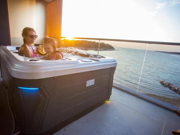 LIBERTY PLAZA : photo 8 de la chambre suite deluxe avec balcon et baignoire spa - vue sur mer