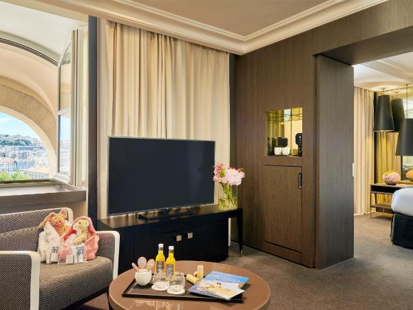 InterContinental Marseille - Hotel Dieu by IHG : photo 1 de la chambre suite junior lit king-size - vue sur Église
