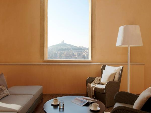 InterContinental Marseille - Hotel Dieu by IHG : photo 5 de la chambre chambre lit king-size classique avec terrasse - vue sur port