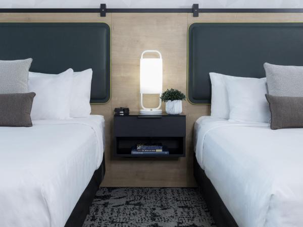 The Crystal Lodge : photo 2 de la chambre chambre de luxe avec 2 lits queen-size et 1 canapé-lit