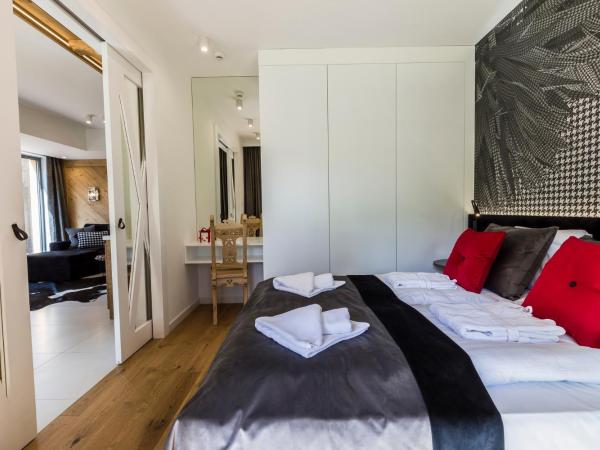 APARTHOTEL ROYAL RESORT SPA Zakopane : photo 3 de la chambre appartement 1 chambre noir & blanc