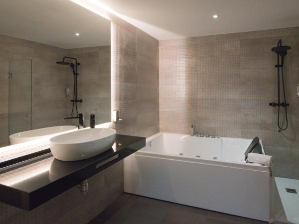 DAOS Suites & Terrace Marbella : photo 7 de la chambre suite deluxe avec baignoire spa