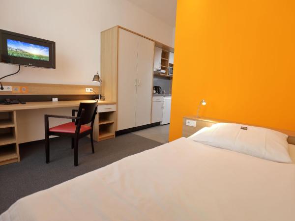 Townhouse Düsseldorf : photo 2 de la chambre chambre simple avec kitchenette