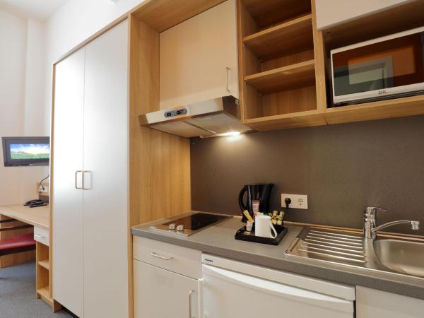 Townhouse Düsseldorf : photo 5 de la chambre chambre simple avec kitchenette