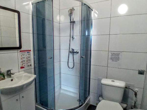 Central Sopot : photo 4 de la chambre chambre familiale avec salle de bains privative