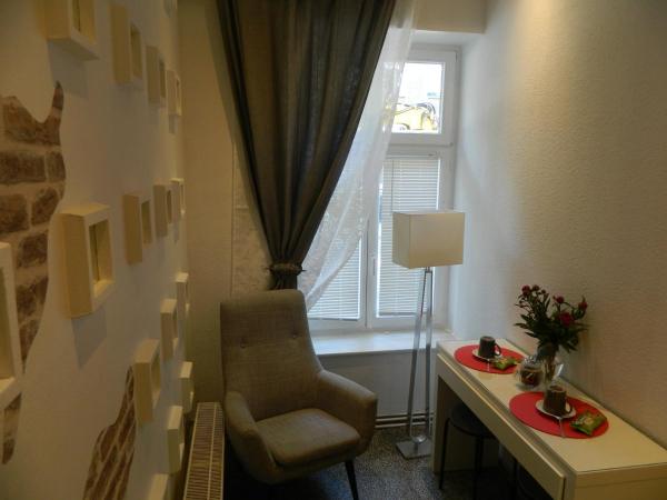 K&S Apartments : photo 7 de la chambre chambre double avec salle de bains privative séparée