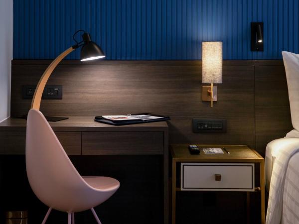 Sindhorn Midtown Hotel Bangkok, Vignette Collection, an IHG Hotel : photo 3 de la chambre suite d'angle 2 chambres avec lit king-size et lit simple