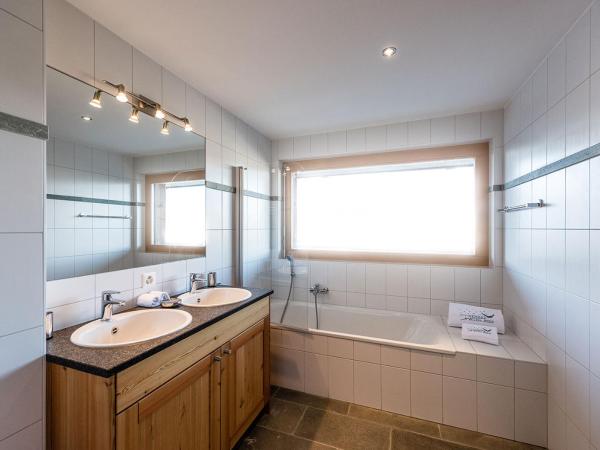 Nendaz 4 Vallées & SPA 4* Superior : photo 6 de la chambre appartement avec terrasse