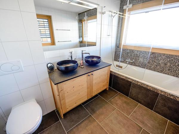 Nendaz 4 Vallées & SPA 4* Superior : photo 5 de la chambre appartement avec vue sur la montagne