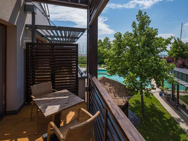 Hotel Golden Lake Resort : photo 6 de la chambre chambre double ou lits jumeaux de luxe - vue partielle sur lac
