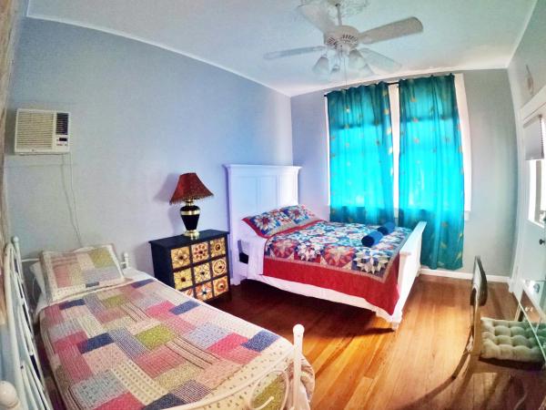 Madame Isabelle's House : photo 1 de la chambre chambre triple avec salle de bains commune