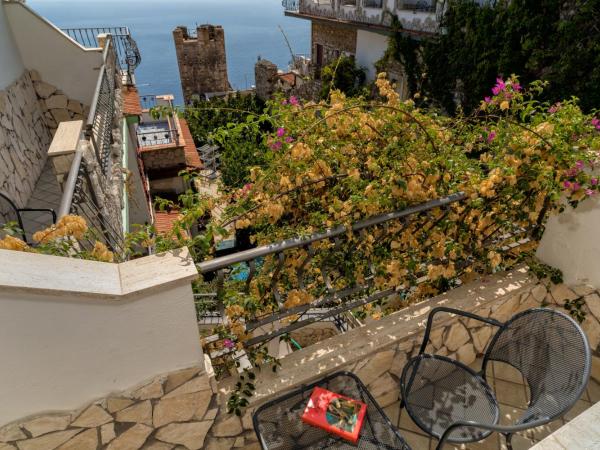 Hotel Vello d'Oro : photo 2 de la chambre chambre double ou lits jumeaux avec balcon - vue sur mer