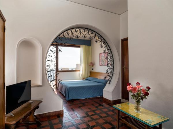 Hotel Vello d'Oro : photo 1 de la chambre chambre double ou lits jumeaux avec balcon - vue sur mer