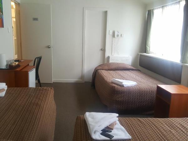 Kiwi International Hotel : photo 1 de la chambre chambre familiale avec salle de bains