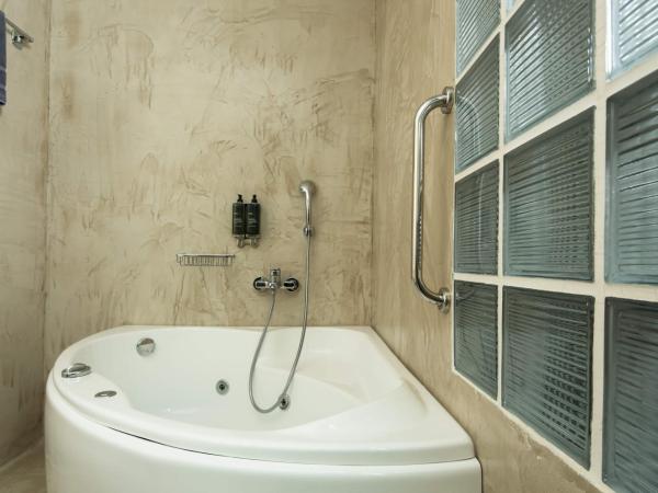 SUITES@SYNGROU-FIX : photo 1 de la chambre suite lit king-size avec baignoire spa