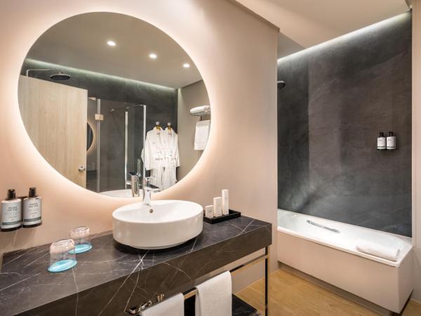 Occidental Sevilla Viapol : photo 5 de la chambre suite junior avec lit d'appoint (2 adultes + 1 enfant)