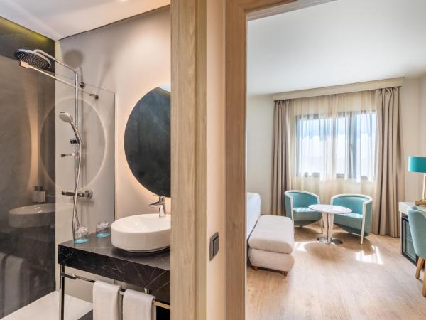 Occidental Sevilla Viapol : photo 6 de la chambre chambre lits jumeaux supérieure avec lit d'appoint (2 adultes + 1 enfant)