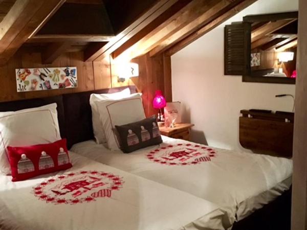 Les Monts Charvin : photo 5 de la chambre petite chambre double mansardée avec velux