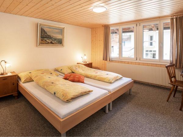 Lehmann's Herberge Hostel : photo 6 de la chambre chambre lits jumeaux avec salle de bains