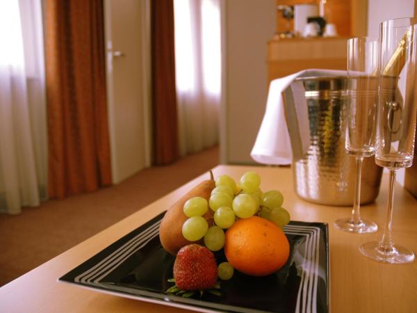 Mercure Ostrava Center : photo 1 de la chambre suite privilège avec lit double et canapé