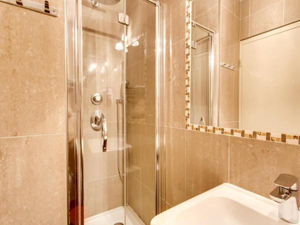 Les Quatre Dauphins : photo 4 de la chambre chambre double standard avec douche