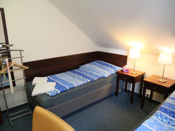 Pension & Restaurace Na Rychtě : photo 1 de la chambre chambre lits jumeaux avec salle de bains privative séparée