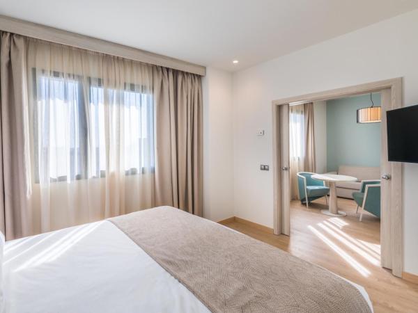 Occidental Sevilla Viapol : photo 2 de la chambre suite junior avec lit d'appoint (2 adultes + 1 enfant)