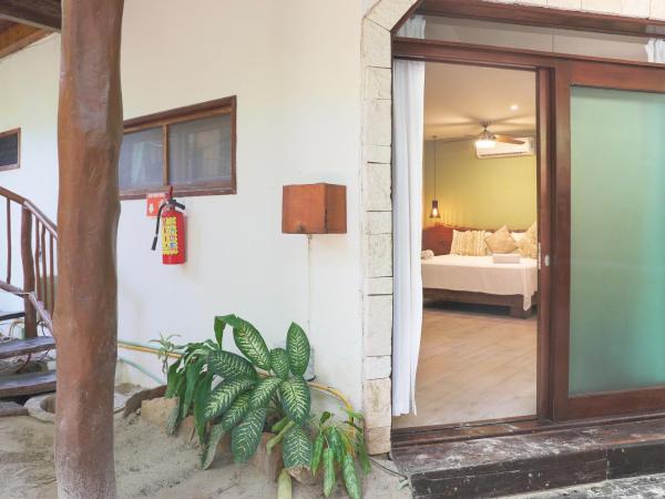 Playa Canek Beachfront Eco Hotel : photo 10 de la chambre chambre lit king-size avec terrasse privée - côté jardin
