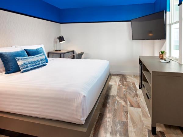 Pacific View Inn : photo 2 de la chambre chambre lit queen-size - vue partielle sur océan