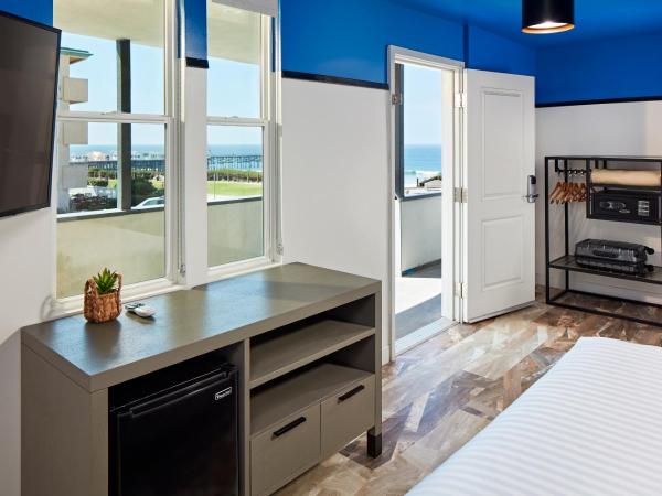 Pacific View Inn : photo 1 de la chambre chambre lit queen-size - vue partielle sur océan