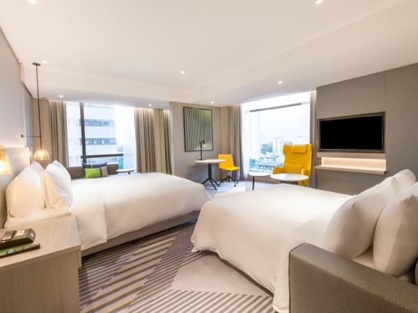 Holiday Inn Johor Bahru City Centre, an IHG Hotel : photo 1 de la chambre suite lit king-size avec canapé-lit