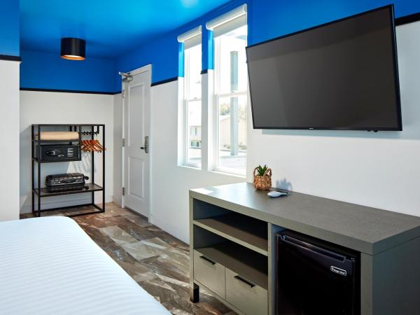 Pacific View Inn : photo 3 de la chambre chambre lit king-size - vue sur mer