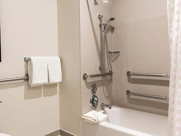 Hyatt House Austin/Downtown : photo 4 de la chambre chambre lit king-size avec baignoire accessible aux personnes à mobilité réduite