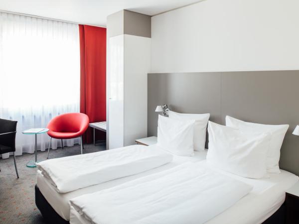 Vienna House Easy by Wyndham Stuttgart : photo 2 de la chambre chambre confort accessible aux personnes à mobilité réduite