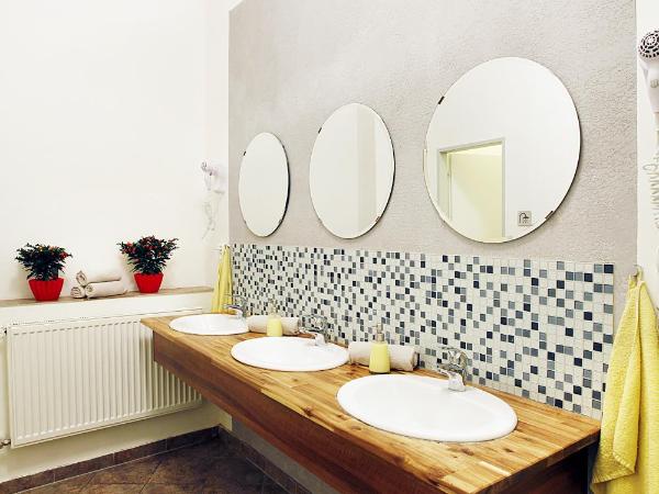 Jacob Brno : photo 10 de la chambre chambre double standard avec salle de bains commune