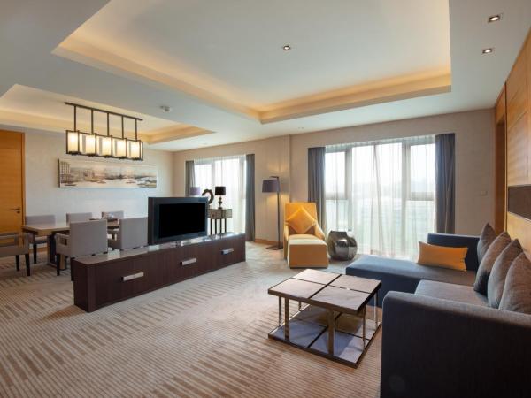 Holiday Inn Guangzhou Science City, an IHG Hotel- Free Canton Fair Shuttle Bus : photo 1 de la chambre one-bedroom king suite with meeting area