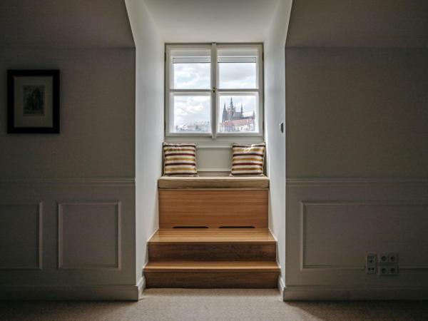 Four Seasons Hotel Prague : photo 4 de la chambre suite lit king-size en duplex - vue sur rivière