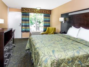 Days Inn by Wyndham Fort Lauderdale Airport Cruise Port : photo 2 de la chambre room #5862932